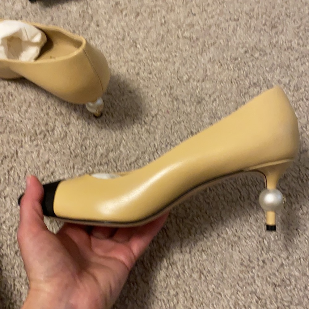 Chanel two tone pearl heel pumps - Picture 8 of 15